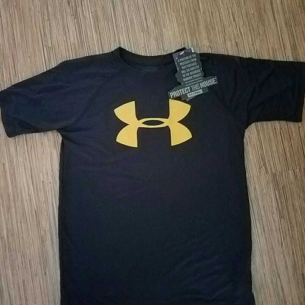Boys yourh sm UA shirt